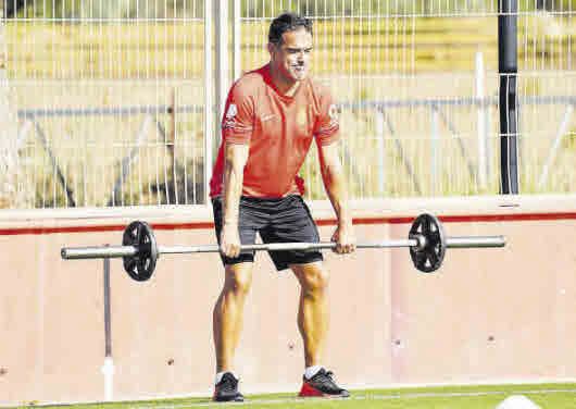 El técnico del Real Mallorca, Luis García, se ejercita en las instalaciones de Son Bibiloni. RCDM